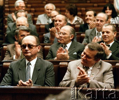04.07.1989, Warszawa, Polska.
Inauguracyjne posiedzenie Senatu I kadencji w Sali Posiedzeń w Sejmie. W pierwszym rzędzie od lewej: przewodniczący Rady Państwa gen. Wojciech Jaruzelski, przewodniczący NSZZ 