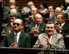 04.07.1989, Warszawa, Polska.
Inauguracyjne posiedzenie Senatu I kadencji w Sali Posiedzeń w Sejmie. W pierwszym rzędzie od lewej: przewodniczący Rady Państwa gen. Wojciech Jaruzelski, przewodniczący NSZZ 