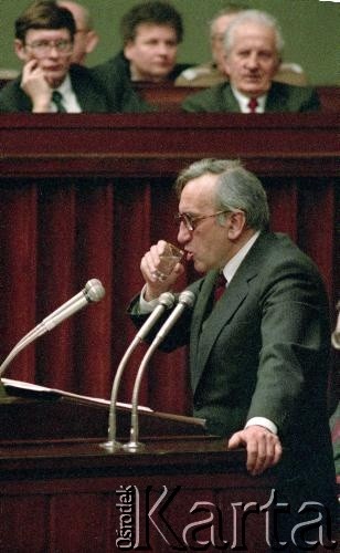 12.09.1989, Warszawa, Polska.
Exspose Premiera RP Tadeusza Mazowieckiego w Sejmie. W głębi wicepremierzy Leszek Balcerowicz i Czesław Janicki.
Fot. Wojciech Druszcz, zbiory Ośrodka KARTA