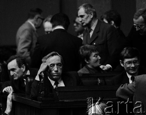 12.09.1989, Warszawa, Polska.
Premier Tadeusz Mazowiecki w ławie sejmowej, po pierwszym wystąpieniu w roli szefa rządu. Widoczni również minister edukacji narodowej Henryk Samsonowicz (za T. Mazowieckim), minister kultury i sztuki Izabella Cywińska oraz wicepremier, minister finansów Leszek Balcerowicz (w ławie obok T. Mazowieckiego). 
Fot. Wojciech Druszcz, zbiory Ośrodka KARTA