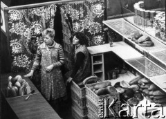 Lata 80., Warszawa, Polska.
Hala Mirowska, ekspedientki przy stoisku z pieczywem.
Fot. Wojciech Druszcz, zbiory Ośrodka KARTA