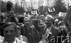 1989, Warszawa, Polska.
Msza św. za Ojczyznę przed kościołem św. Stanisława Kostki, na zdjęciu Janusz Onyszkiewicz i Seweryn Jaworski.
Fot. Wojciech Druszcz, zbiory Ośrodka KARTA