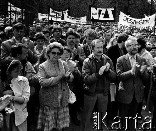 1989, Warszawa, Polska.
Msza św. za Ojczyznę przed kościołem św. Stanisława Kostki. Z prawej stoją Seweryn Jaworski i Janusz Onyszkiewicz.
Fot. Wojciech Druszcz, zbiory Ośrodka KARTA