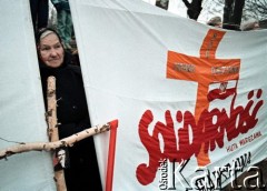 1987, Warszawa, Polska.
Kościół św. Stanisława Kostki. Manifestacja pod grobem księdza Jerzego Popiełuszki po mszy świętej za Ojczyznę, widoczny transparent NSZZ 