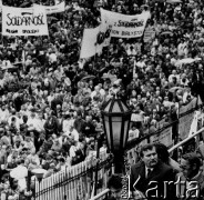 1989, Częstochowa, Polska.
Pielgrzymi na Jasnej Górze, na dole Lech Wałęsa.
Fot. Wojciech Druszcz, zbiory Ośrodka KARTA
