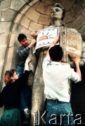 Wiosna 1990, Warszawa, Polska.
Kampania wyborcza przed wyborami samorządowymi w dniu 27 maja 1990 roku. Młodzi ludzie wieszają plakat 