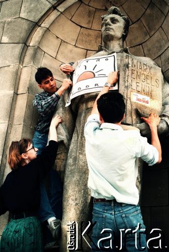 Wiosna 1990, Warszawa, Polska.
Kampania wyborcza przed wyborami samorządowymi w dniu 27 maja 1990 roku. Młodzi ludzie wieszają plakat 