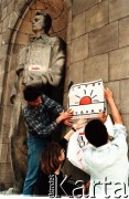 Wiosna 1990, Warszawa, Polska.
Kampania wyborcza przed wyborami samorządowymi w dniu 27 maja 1990 roku. Młodzi ludzie wieszają plakat z hasłem: 