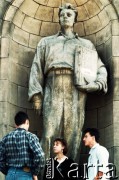 Wiosna 1990, Warszawa, Polska.
Kampania wyborcza przed wyborami samorządowymi w dniu 27 maja 1990 roku. Młodzi ludzie stoją przy rzeźbie na fasadzie Pałacu Kultury i Nauki.
Fot. Wojciech Druszcz, zbiory Ośrodka KARTA
