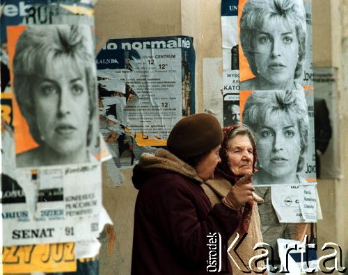 1991, Warszawa, Polska.
Kampania wyborcza, na ścianach budynku wiszą m.in. plakaty kandydatki do parlamentu.
Fot. Wojciech Druszcz, zbiory Ośrodka KARTA