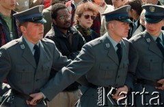 Lata 90., Polska.
Policjanci przed tłumem prawdopodobnie podczas manifestacji.
Fot. Wojciech Druszcz, zbiory Ośrodka KARTA