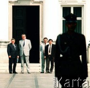 1991 (?), Warszawa, Polska.
Prezydent Lech Wałęsa przed Belwederem, 1. z prawej stoi szef Kancelarii Prezydenta Jarosław Kaczyński, 2. z lewej Roman Malinowski.
Fot. Wojciech Druszcz, zbiory Ośrodka KARTA