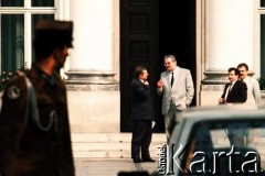 1991 (?), Warszawa, Polska.
Prezydent Lech Wałęsa przed Belwederem, obok L. Wałęsy Roman Malinowski, 2. z prawej stoi szef Kancelarii Prezydenta Jarosław Kaczyński.
Fot. Wojciech Druszcz, zbiory Ośrodka KARTA