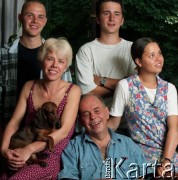 1996, Warszawa, Polska.
Jacek Kuroń z rodziną w swoim domu, z lewej żona Danuta, z prawej Ewa Winiarska, powyżej Paweł Winiarski (z lewej) i Michał Orłowski.
Fot. Wojciech Druszcz, zbiory Ośrodka KARTA