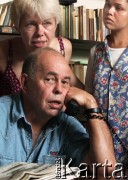 1996, Warszawa, Polska.
Jacek Kuroń w towarzystwie żony Danuty i Ewy Winiarskiej.
Fot. Wojciech Druszcz, zbiory Ośrodka KARTA