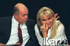 1995, Warszawa, Polska.
Kampania prezydencka. Kandydat na prezydenta RP Jacek Kuroń w studio telewizyjnym podczas rozmowy z dziennikarką Moniką Olejnik.
Fot. Wojciech Druszcz, zbiory Ośrodka KARTA