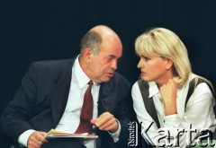 1995, Warszawa, Polska.
Kampania prezydencka. Kandydat na prezydenta RP Jacek Kuroń w studio telewizyjnym podczas rozmowy z dziennikarką Moniką Olejnik.
Fot. Wojciech Druszcz, zbiory Ośrodka KARTA