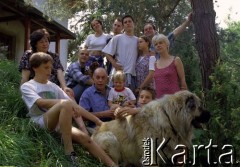 1996, Warszawa, Polska.
Jacek Kuroń z rodziną, z przodu: Jakub Kuroń, Jacek Kuroń, Maciej Kuroń, Jan Kuroń i Danuta Kuroń, z tyłu: Joanna Liszkiewicz-Kuroń, Paweł Winiarski, Magdalena Winiarska, Stanisław Trzciński, Michał Orłowski, Ewa Winiarska i Maciej Kuroń
Fot. Wojciech Druszcz, zbiory Ośrodka KARTA