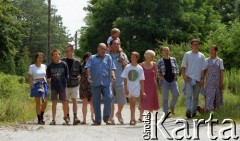 1996, Warszawa, Polska.
Jacek Kuroń z rodziną, od lewej: Magdalena Winiarska, Jan Kuroń, Stanisław Trzciński, Joanna Liszkiewicz-Kuroń (z tyłu), Jacek Kuroń, Maciej Kuroń z Kacprem, Jakub Kuroń, Danuta Kuroń, Paweł Winiarski, Michał Orłowski i Ewa Winiarska.
Fot. Wojciech Druszcz, zbiory Ośrodka KARTA