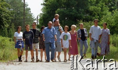 1996, Warszawa, Polska.
Jacek Kuroń z rodziną, od lewej: Magdalena Winiarska, Jan Kuroń, Stanisław Trzciński, Joanna Liszkiewicz-Kuroń (z tyłu), Jacek Kuroń, Maciej Kuroń z Kacprem, Jakub Kuroń, Danuta Kuroń, Paweł Winiarski, Michał Orłowski i Ewa Winiarska.
Fot. Wojciech Druszcz, zbiory Ośrodka KARTA