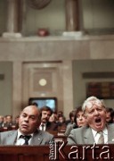 1989, Warszawa, Polska.
Sejm, Jacek Kuroń podczas obrad Zgromadzenia Narodowego, obok senator Andrzej Wielowieyski.
Fot. Wojciech Druszcz, zbiory Ośrodka KARTA