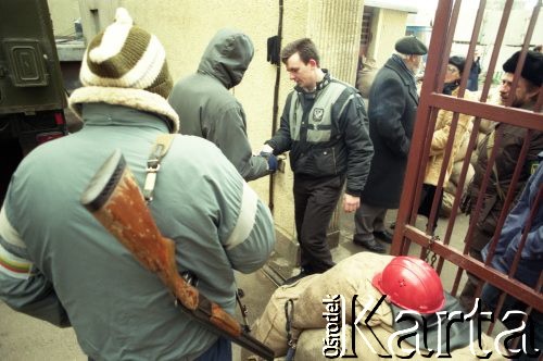 Styczeń 1991, Wilno, Litwa.
Przygotowania do obrony parlamentu przed radzieckimi siłami specjalnymi.
Fot. Wojciech Druszcz, zbiory Ośrodka KARTA
