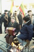 Styczeń 1991, Wilno, Litwa.
Miasto w okresie interwencji wojsk radzieckich. Tłum zgromadzony przed parlamentem. Na pierwszym planie dwóch mężczyzn grzejących się przy ogniu. 
Fot. Wojciech Druszcz, zbiory Ośrodka KARTA