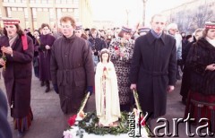 1991, Wilno, Litwa.
Procesja, w tle budynek parlamentu.
Fot. Wojciech Druszcz, zbiory Ośrodka KARTA