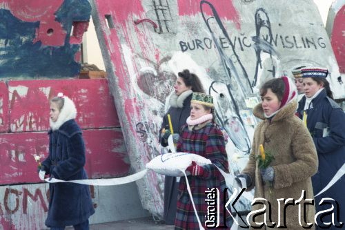 1991, Wilno, Litwa.
Procesja, w tle betonowe płyty.
Fot. Wojciech Druszcz, zbiory Ośrodka KARTA