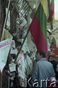 Styczeń 1991, Wilno, Litwa.
Miasto w okresie interwencji wojsk radzieckich. Tłum przed umocnieniami parlamentu, na których zawieszono plakaty z hasłami wolnościowymi i flagi Litwy.
Fot. Wojciech Druszcz, zbiory Ośrodka KARTA
