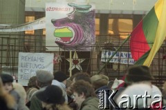 Styczeń 1991, Wilno, Litwa.
Miasto w okresie interwencji wojsk radzieckich. Tłum przed parlamentarnymi umocnieniami.
Fot. Wojciech Druszcz, zbiory Ośrodka KARTA