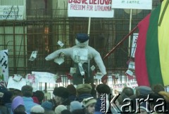Styczeń 1991, Wilno, Litwa.
Miasto w okresie interwencji wojsk radzieckich. Tłum zgromadzony przed umocnieniami parlamentarnymi, na których przymocowano kukłę TSKP (Komunistycznej Partii Związku Radzieckiego) i plakaty z hasłami niepodległościowymi. 
Fot. Wojciech Druszcz, zbiory Ośrodka KARTA