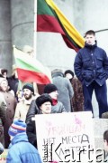 Styczeń 1991, Wilno, Litwa.
Zwolennicy niepodległości Litwy z flagami i transparentem podczas manifestacji przed siedzibą Litewskiej Biblioteki Narodowej im. Martynasa Masvydasa.
Fot. Wojciech Druszcz, zbiory Ośrodka KARTA