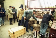 Styczeń 1991, Wilno, Litwa.
Przygotowania do obrony parlamentu przed radzieckimi siłami specjalnymi.
Fot. Wojciech Druszcz, zbiory Ośrodka KARTA