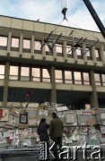 Styczeń 1991, Wilno, Litwa.
Mężczyźni przed umocnieniami otaczającymi parlament.
Fot. Wojciech Druszcz, zbiory Ośrodka KARTA