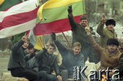 1991, Wilno, Litwa.
Miasto po interwencji wojsk radzieckich. Mężczyźni siedzący przy ognisku.
Fot. Wojciech Druszcz, zbiory Ośrodka KARTA