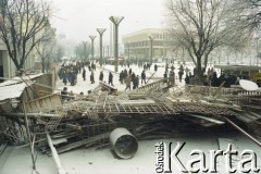 Styczeń 1991, Wilno, Litwa.
Prowizoryczne barykady wzniesione w okolicy parlamentu w celu ochrony gmachu przed wojskami sowieckimi.
Fot. Wojciech Druszcz, zbiory Ośrodka KARTA