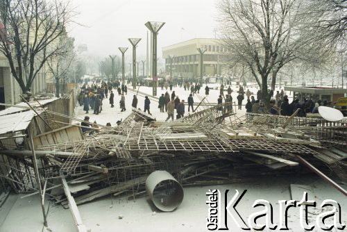 Styczeń 1991, Wilno, Litwa.
Prowizoryczne barykady wzniesione w okolicy parlamentu w celu ochrony gmachu przed wojskami sowieckimi.
Fot. Wojciech Druszcz, zbiory Ośrodka KARTA
