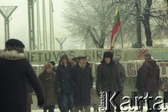 Styczeń 1991, Wilno, Litwa.
Mieszkańcy miasta przy barykadach wzniesionych w okolicy parlamentu w celu ochrony gmachu przed wojskami sowieckimi.
Fot. Wojciech Druszcz, zbiory Ośrodka KARTA