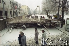 Styczeń 1991, Wilno, Litwa.
Prowizoryczne barykady wzniesione w okolicy parlamentu w celu obrony gmachu przed wojskami sowieckimi. 
Fot. Wojciech Druszcz, zbiory Ośrodka KARTA