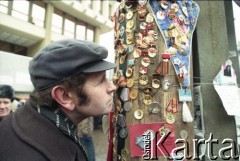 Styczeń 1991, Wilno, Litwa.
Mężczyzna przy drewnianym słupie, do którego przybito sowieckie ordery. W tle gmach parlamentu.
Fot. Wojciech Druszcz, zbiory Ośrodka KARTA