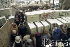 Styczeń 1991, Wilno, Litwa.
Ludzie przechodzący pomiędzy barykadami wzniesionymi w okolicy parlamentu w celu ochrony gmachu przed wojskami sowieckimi.
Fot. Wojciech Druszcz, zbiory Ośrodka KARTA
