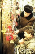 Styczeń 1991, Wilno, Litwa.
Plac przed gmachem parlamentu, mężczyźni przybijają sowiecki order do drewnianego słupa.
Fot. Wojciech Druszcz, zbiory Ośrodka KARTA