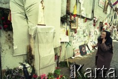 Styczeń 1991, Wilno, Litwa.
Kobieta przed figurą Matki Boskiej stojącą pod gmachem parlamentu. W tle umocnienia oklejone plakatami z hasłami wolnościowymi.
Fot. Wojciech Druszcz, zbiory Ośrodka KARTA
