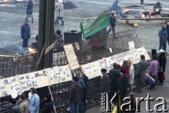 Styczeń 1991, Wilno, Litwa.
Grupa osób na placu przed gmachem parlamentu oglądająca zdjęcia umieszczone na żelaznych kratach. 
Fot. Wojciech Druszcz, zbiory Ośrodka KARTA