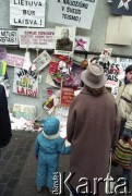 1991, Wilno, Litwa.
Kobieta z dzieckiem przyglądająca się plakatom na parlamentarnych umocnieniach.
Fot. Wojciech Druszcz, zbiory Ośrodka KARTA