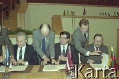 Październik 1990, Wilno, Litwa.
Spotkanie w litewskim parlamencie, siedzą od lewej: Arnold  Rüütel - przewodniczący Rady Najwyższej Estonii, Anatolijs Gorbunovs - przewodniczący łotewskiego parlamentu i Vytautas Landsbergis - przewodniczący Rady Najwyższej Litwy.
Fot. Wojciech Druszcz, zbiory Ośrodka KARTA
