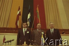 Październik 1990, Wilno, Litwa.
Spotkanie w litewskim parlamencie, od lewej: Anatolijs Gorbunovs - przewodniczący łotewskiego parlamentu, Vytautas Landsbergis - przewodniczący Rady Najwyższej Litwy, Arnold Rüütel - przewodniczący Rady Najwyższej Estonii.
Fot. Wojciech Druszcz, zbiory Ośrodka KARTA