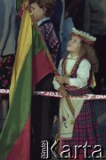 Wrzesień 1991, Wilno, Litwa.
Manifestacja niepodległościowa, na zdjęciu dziewczynka z flagą Litwy.
Fot. Wojciech Druszcz, zbiory Ośrodka KARTA