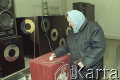 9.02.1991, Litwa.
Referendum w sprawie niepodległości Litwy. Kobieta przy urnie.
Fot. Wojciech Druszcz, zbiory Ośrodka KARTA